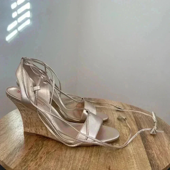 Lilly Pulitzer Metallic Gold Wedge Size 8.5 M Leather Open Toe - Picture 3 of 9